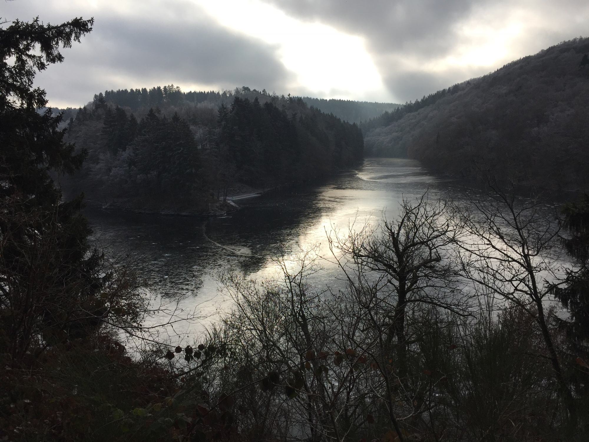 De Ourthe tussen groene hellingen